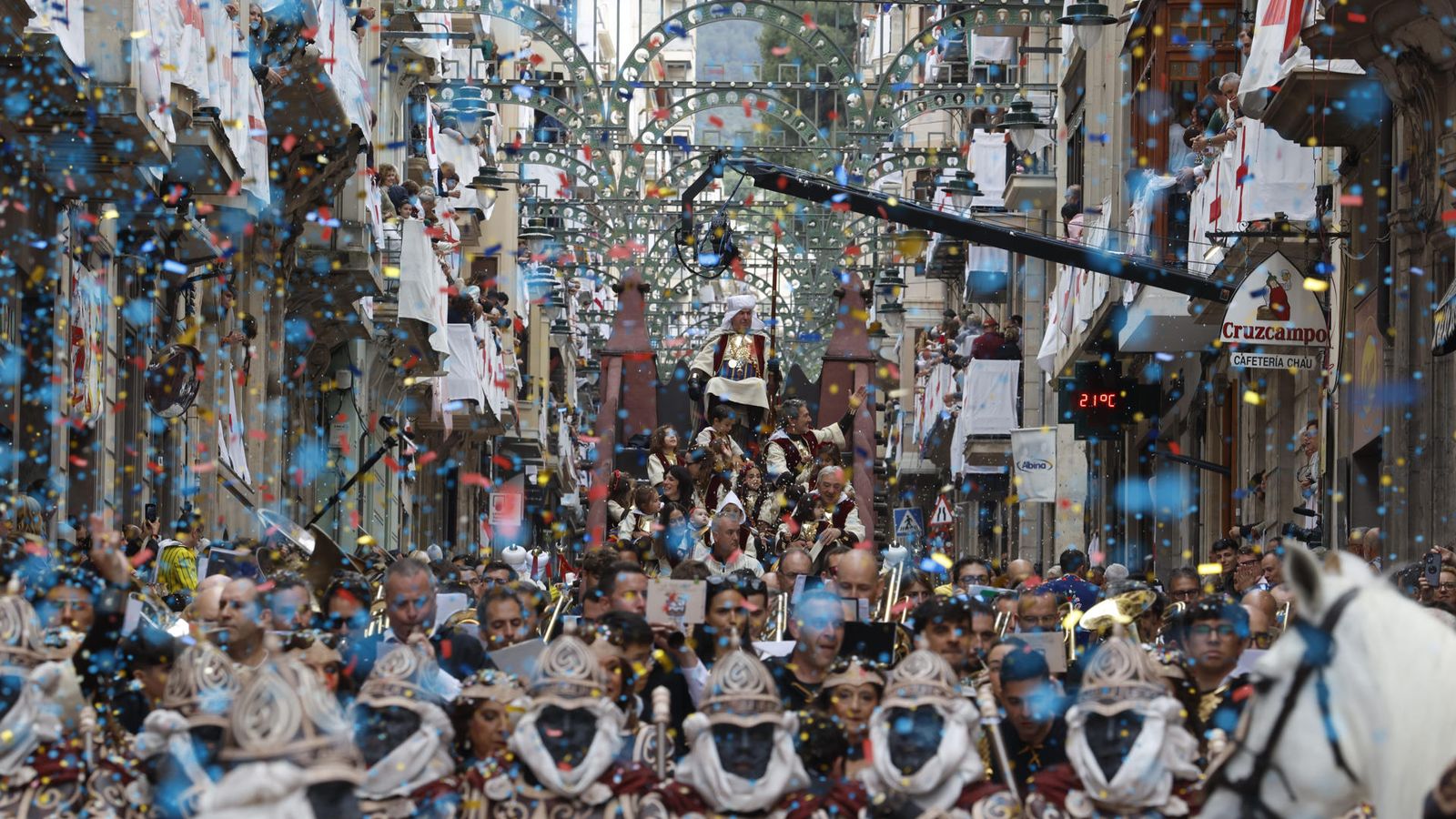 Alcoi, rendit a les tropes mores