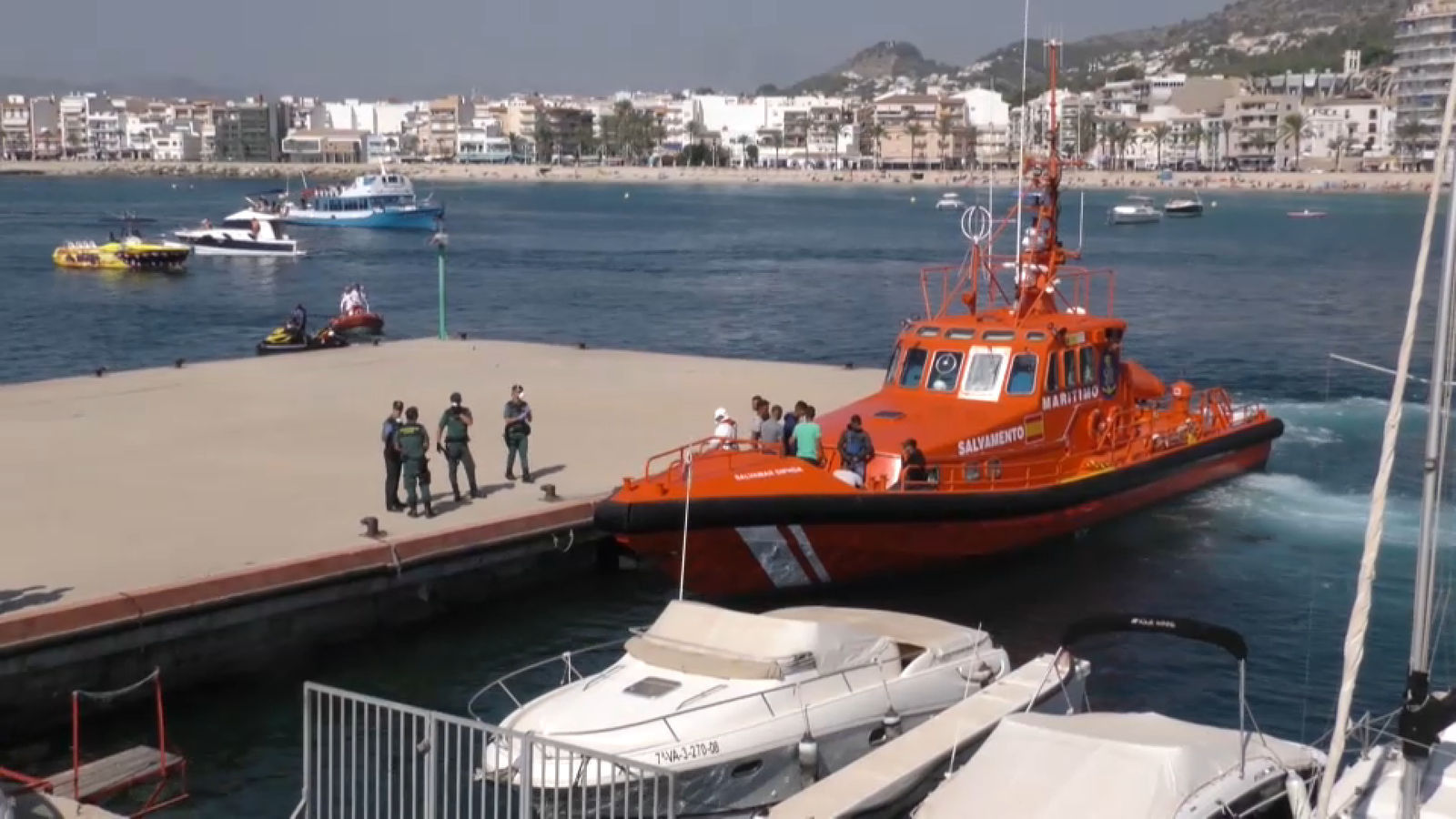 Salvament Marítim transporta persones migrants al port d'Alacant