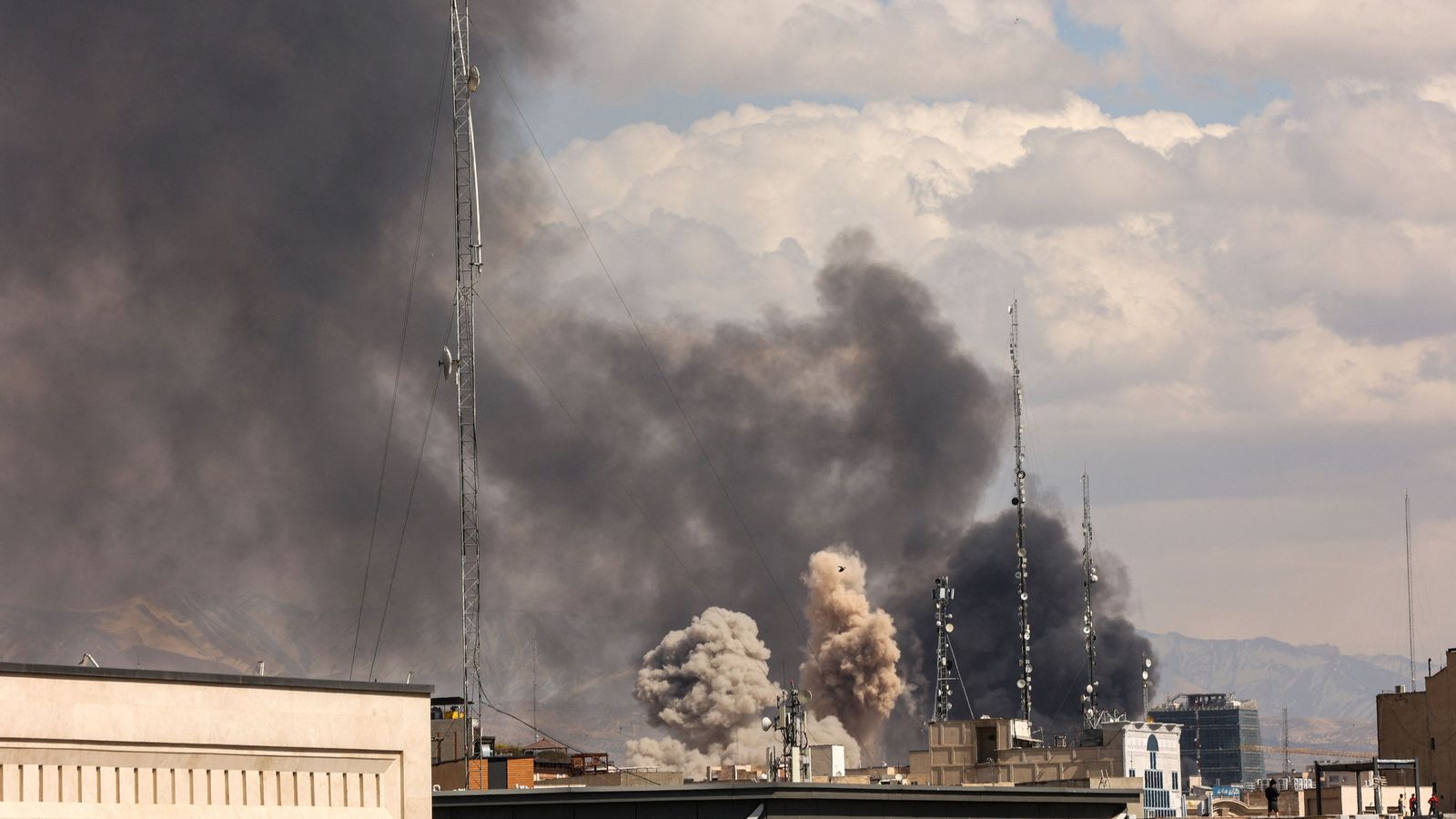Grans columnes de fum després de diversos atacs de l'exèrcit israelià a Teheran