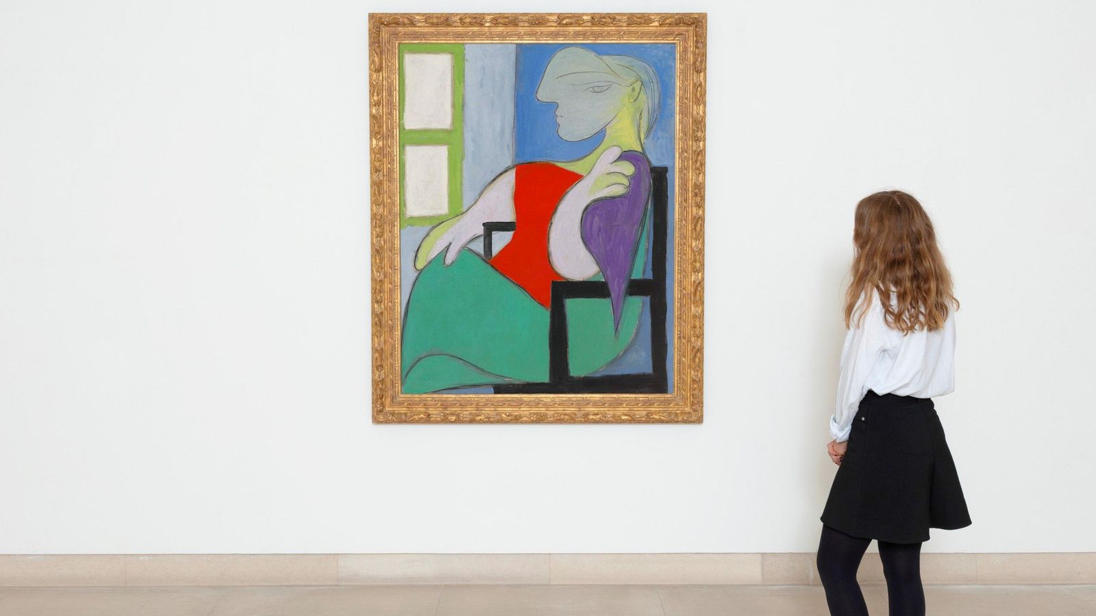 Una dona observa el quadre de Picasso que s'ha venut per més d'un centenar de milions d'euros