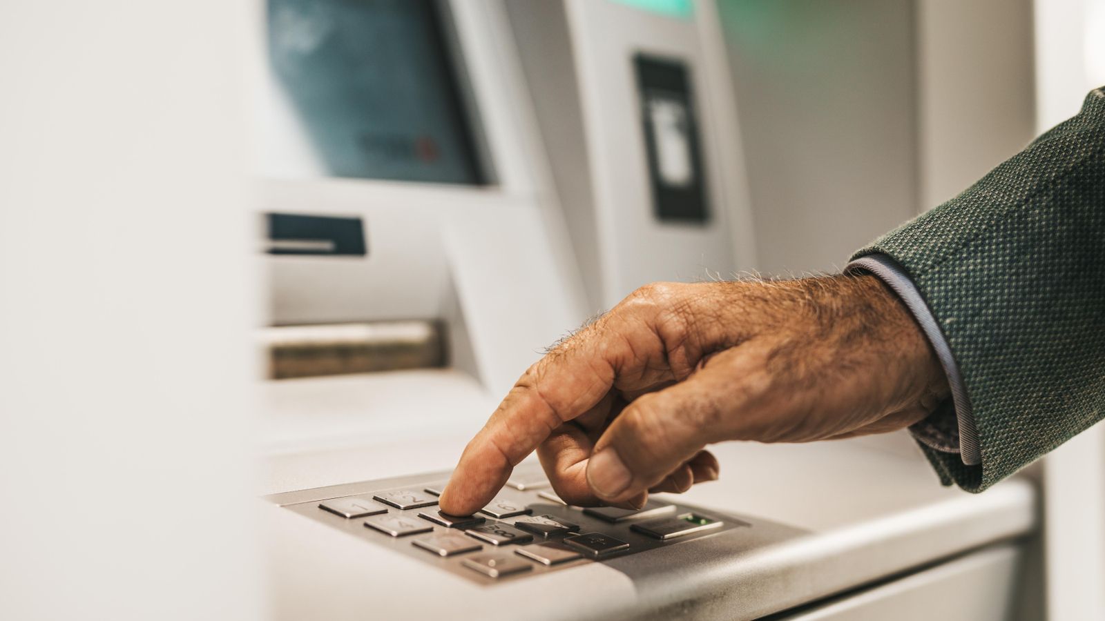 La banca s'ha compromés a revisar en un mes la seua estratègia per a garantir la inclusió financera de les persones majors La banca s'ha compromés a revisar en un mes la seua estratègia per a garantir la inclusió financera de les persones majors
