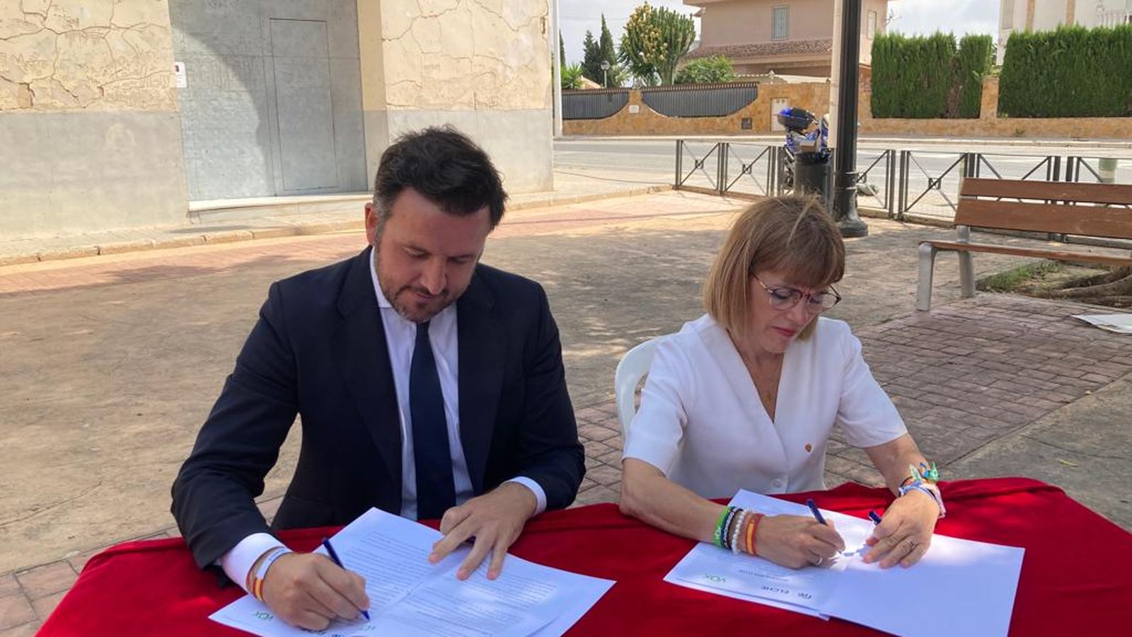 Pablo Ruz (PP) i Aurora Rodil (Vox) signen l'acord entre les dos formacions a Elx