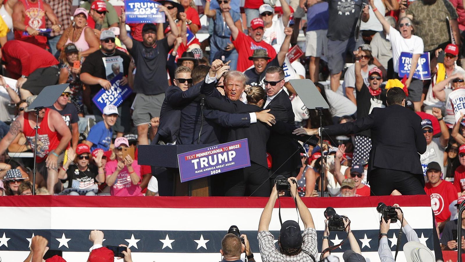 Trump, ferit lleu, i dues persones mortes en un tiroteig durant un míting