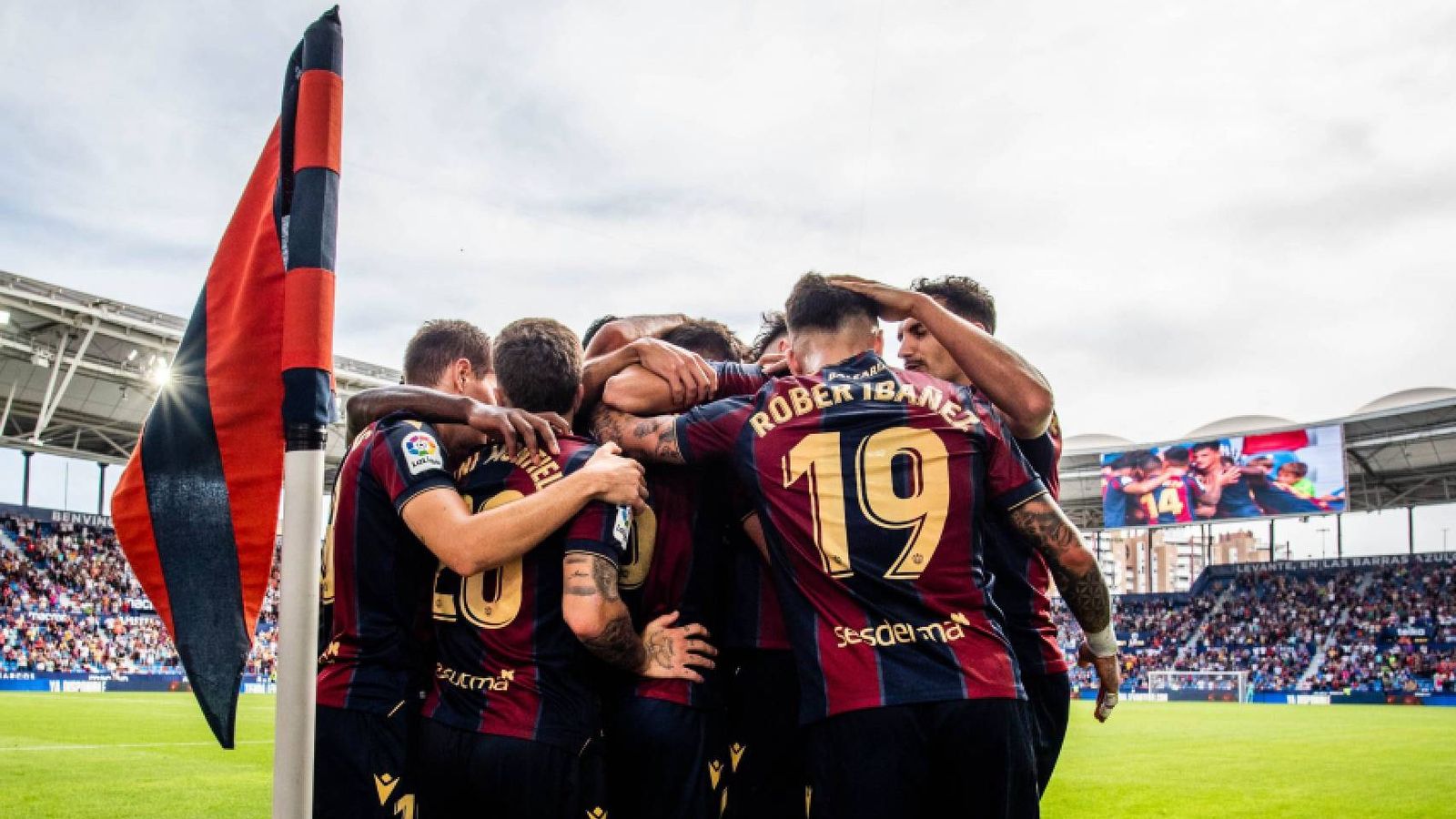 Els jugadors granotes celebren el gol de la victòria