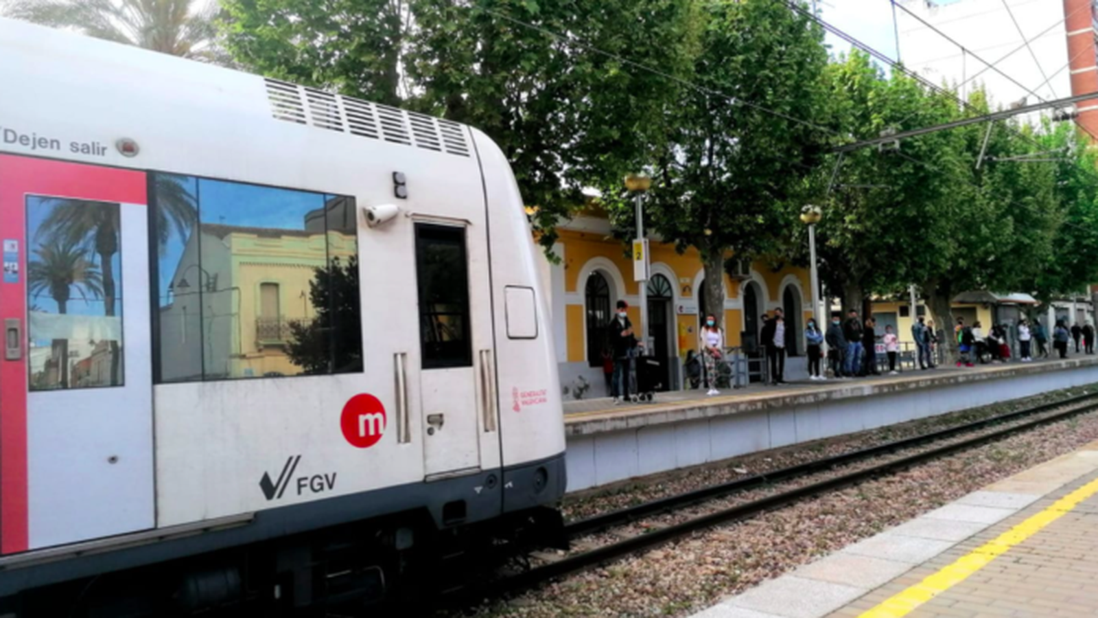 Imatge d'arxiu del metro al seu pas per Massamagrell