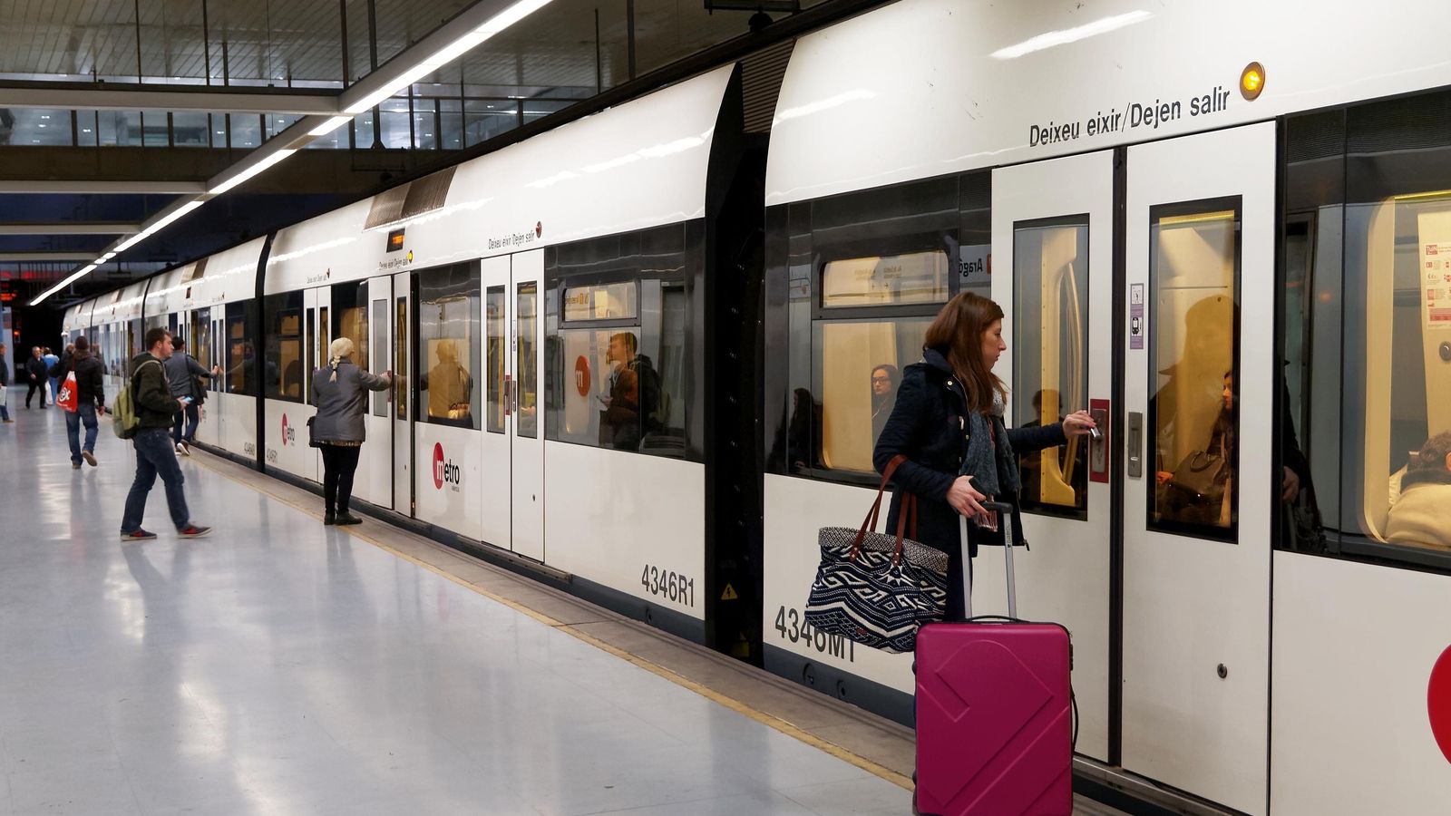Persones pujant al metro a València