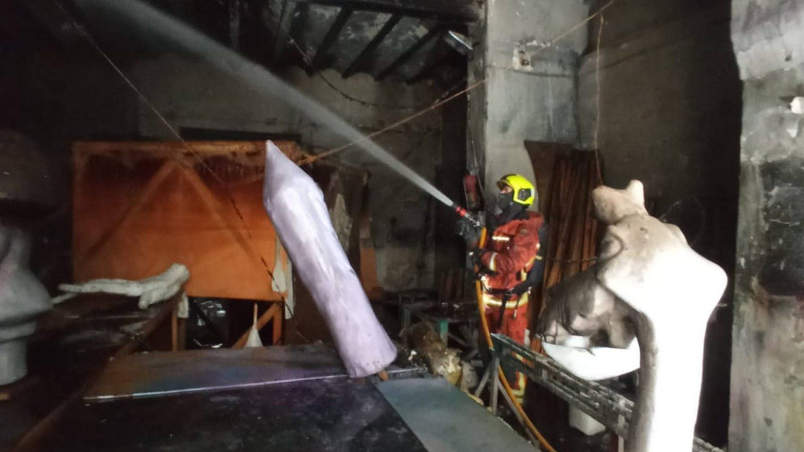 Imatge d'un dels bombers treballant en l'extinció de l'incendi