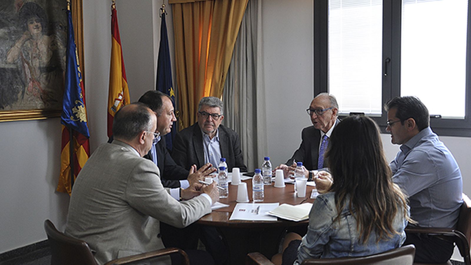 El diputat de promoció económica, Salvador Aguilella, reunit amb empresaris del taulell.