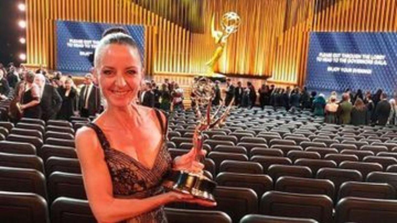 La valenciana Nelly Guimaras amb l'Emmy per 'The Last of Us'