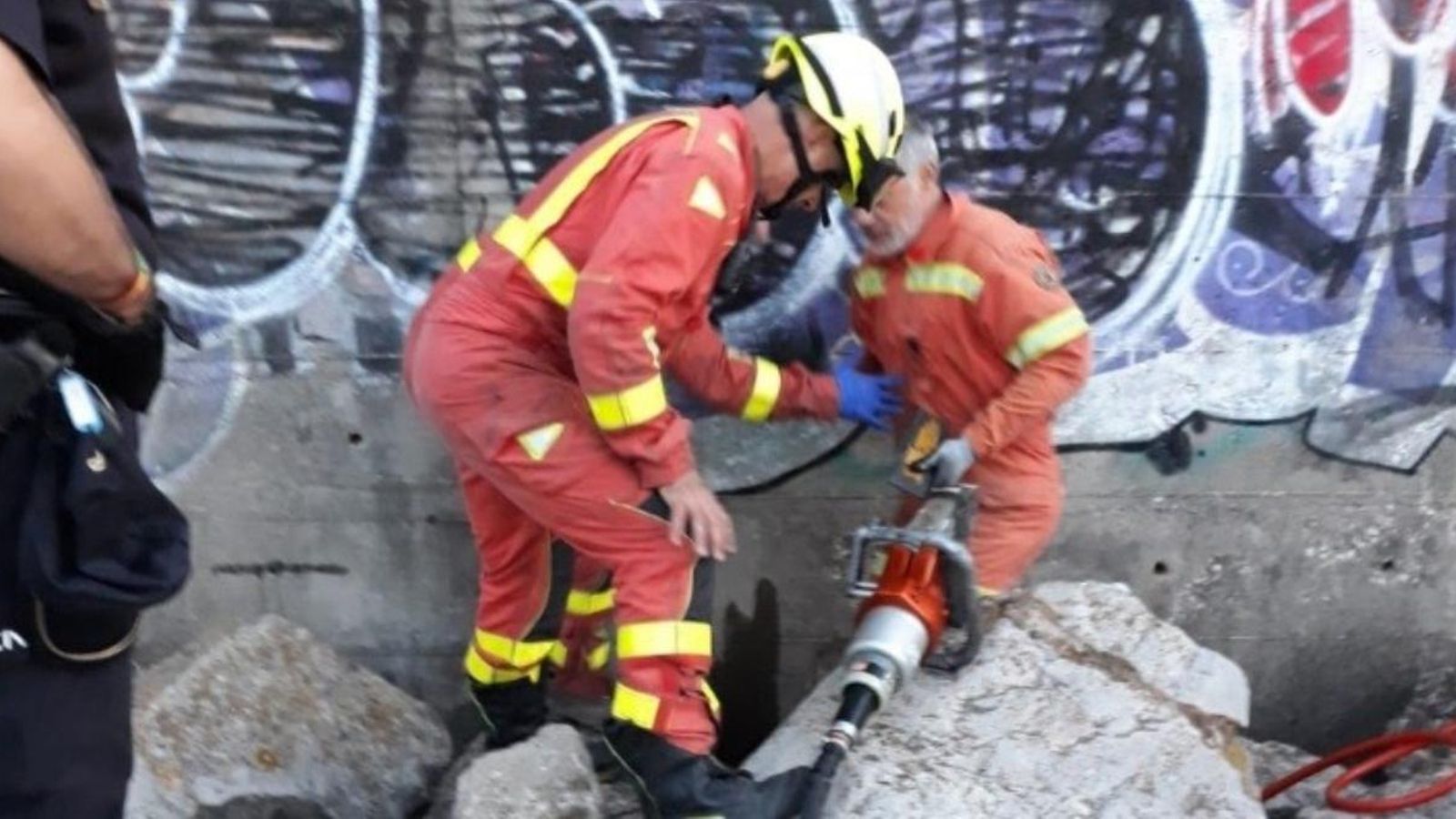 Moments dels rescat de la jove en el llit del riu Túria