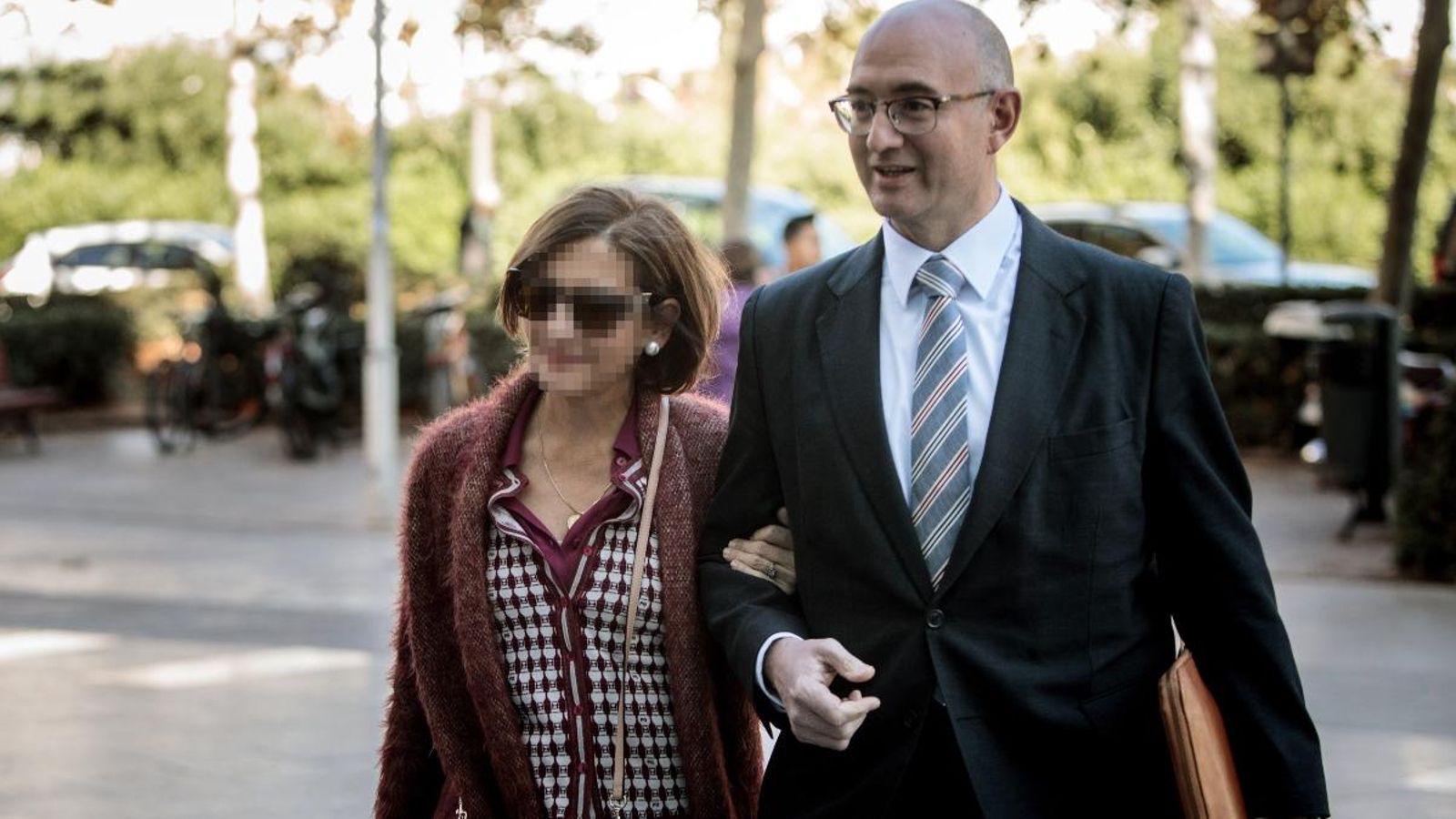 L'exdirectora d'Administració de l'EMT acompanyada pel seu advocat