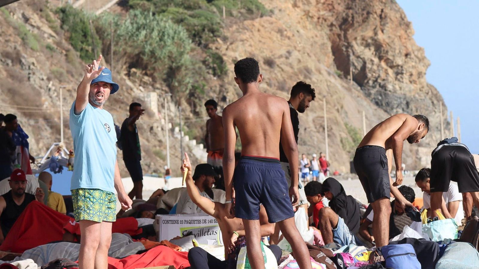 Migrants acampats en la platja del Trampolín de Ceuta, en una imatge d'este dimarts al matí