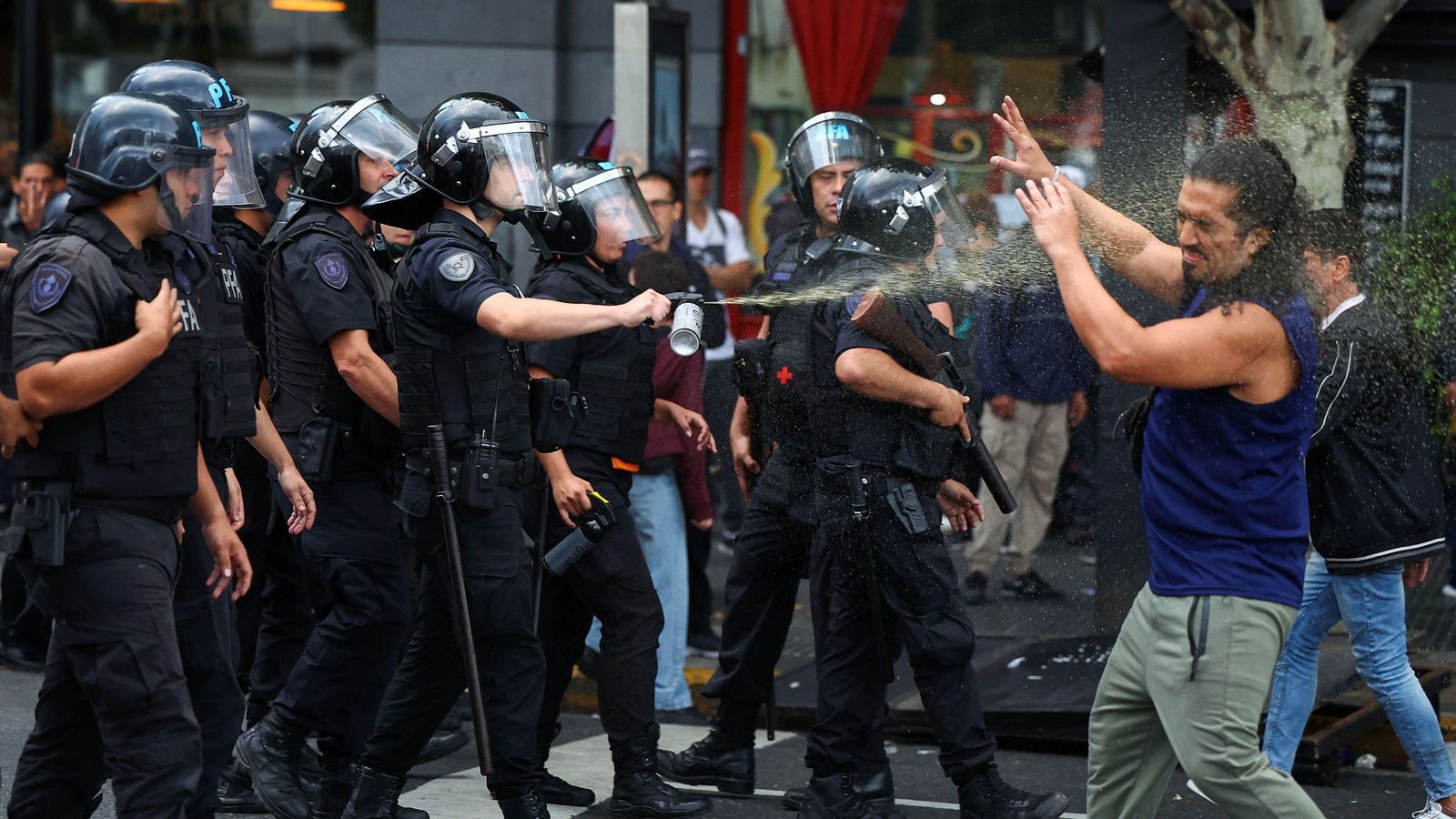 Policies ruixen un manifestant a Buenos Aires, este dimecres