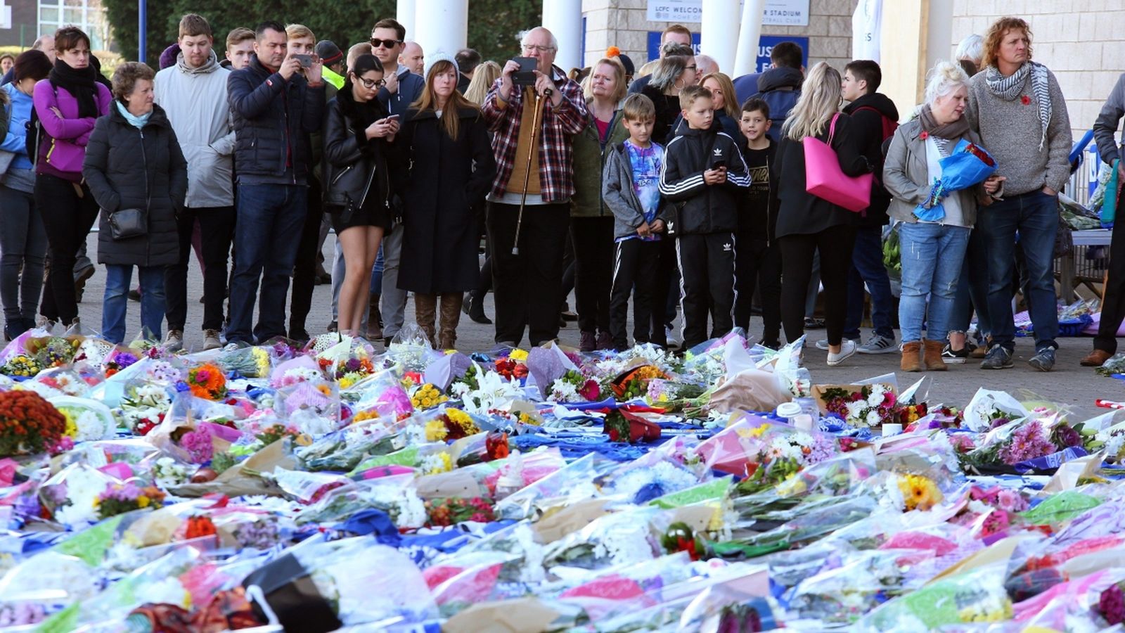 Aficionats del Leicester City mostren el seu condol a l'exterior del King Power Stadium. FONT: EFE