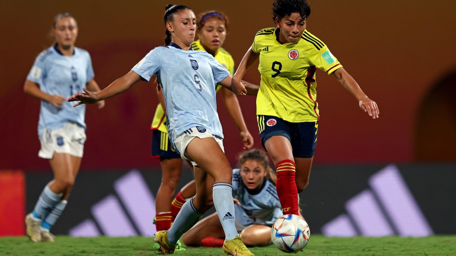 Vicky López, en una acció del partit