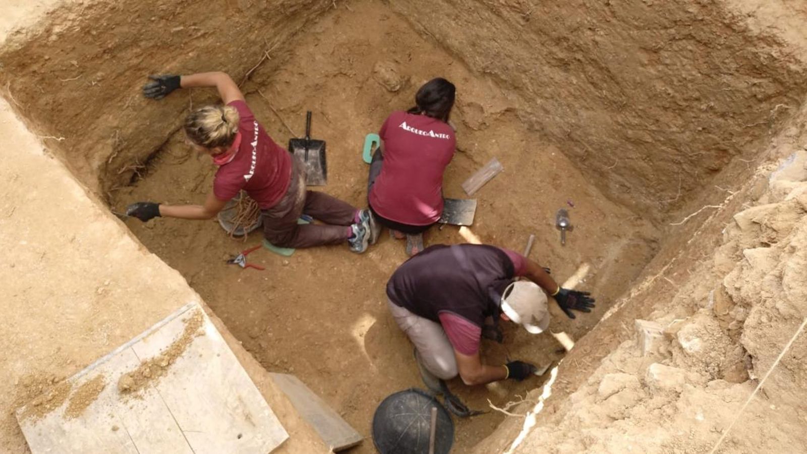 L'equip d'arqueologia durant les exhumacions