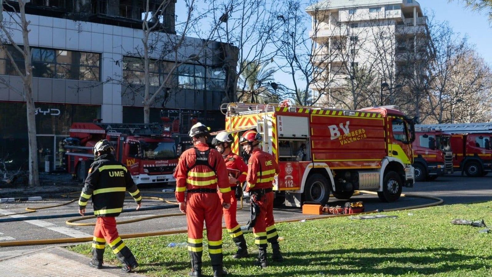 Diversos bombers municipals de València treballen en la zona de la finca incendiada