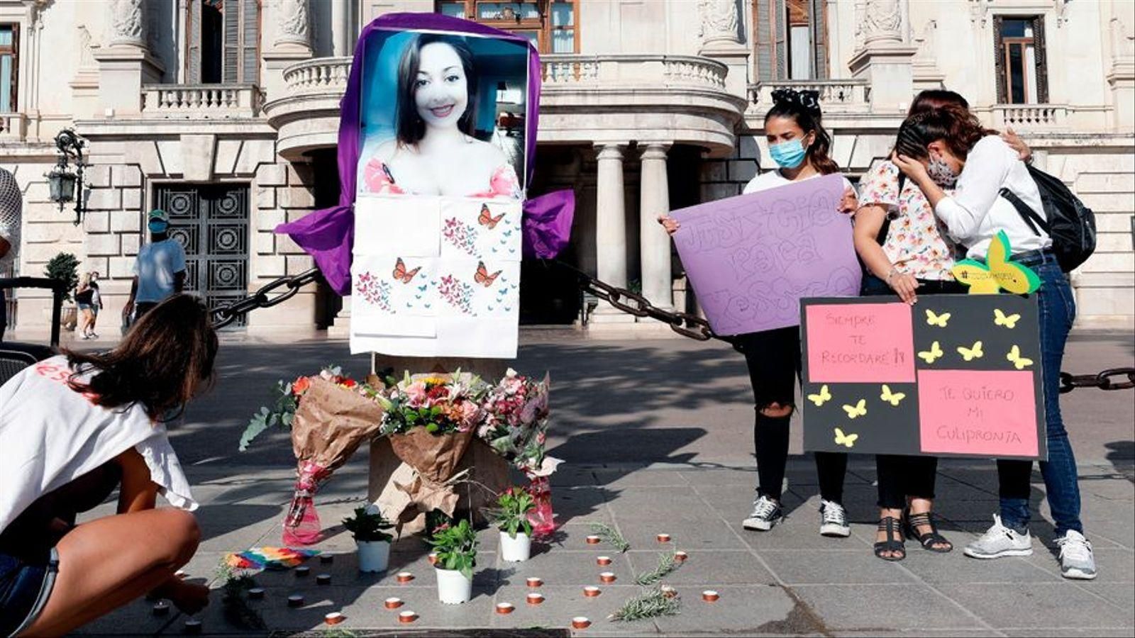 Acte d'homenatge a la dona assassinada que van protagonitzar les amigues de la víctima en la plaça de l'Ajuntament de València