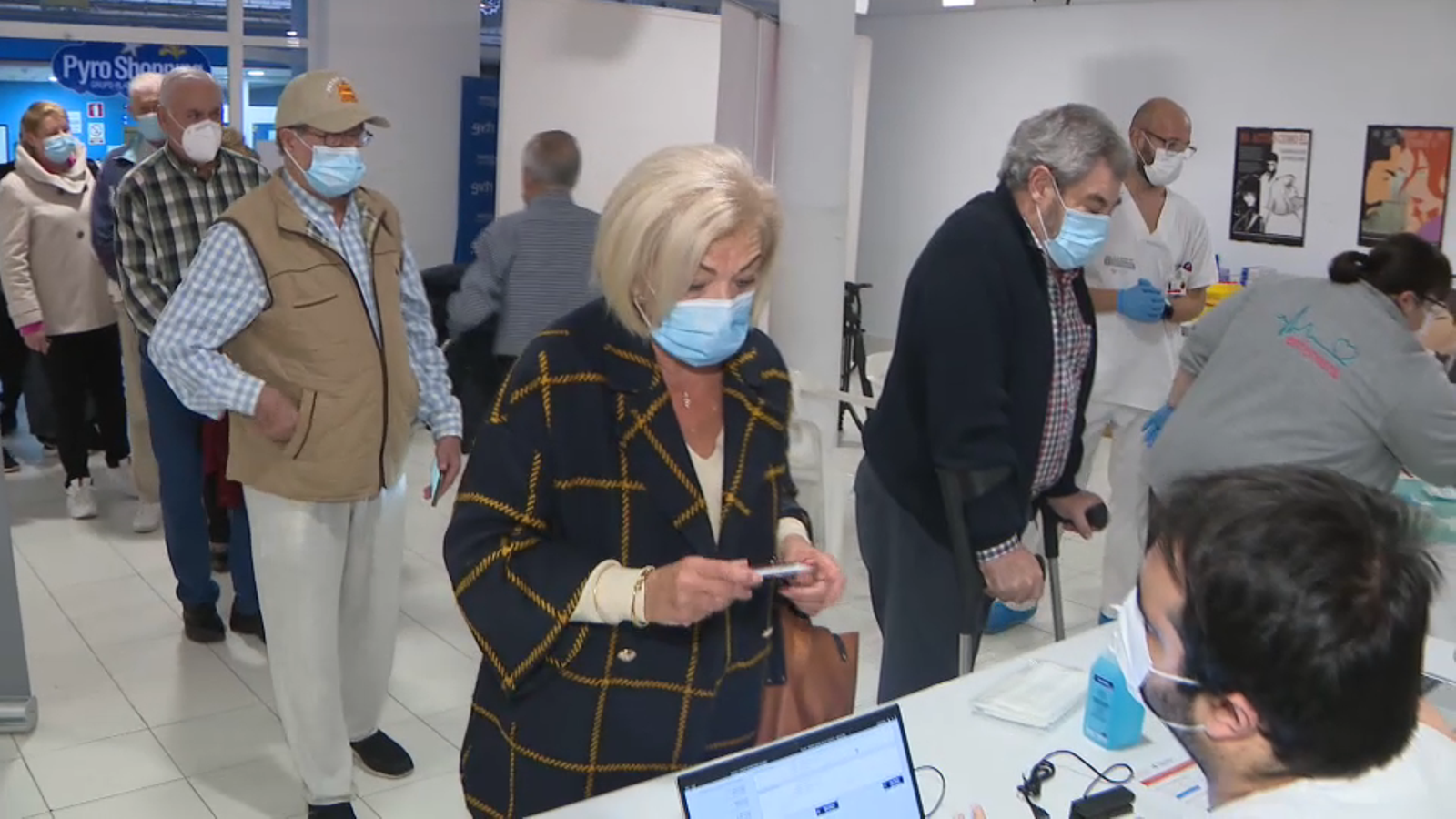 Gent amb mascaretes en les sales d'espera dels centres sanitaris