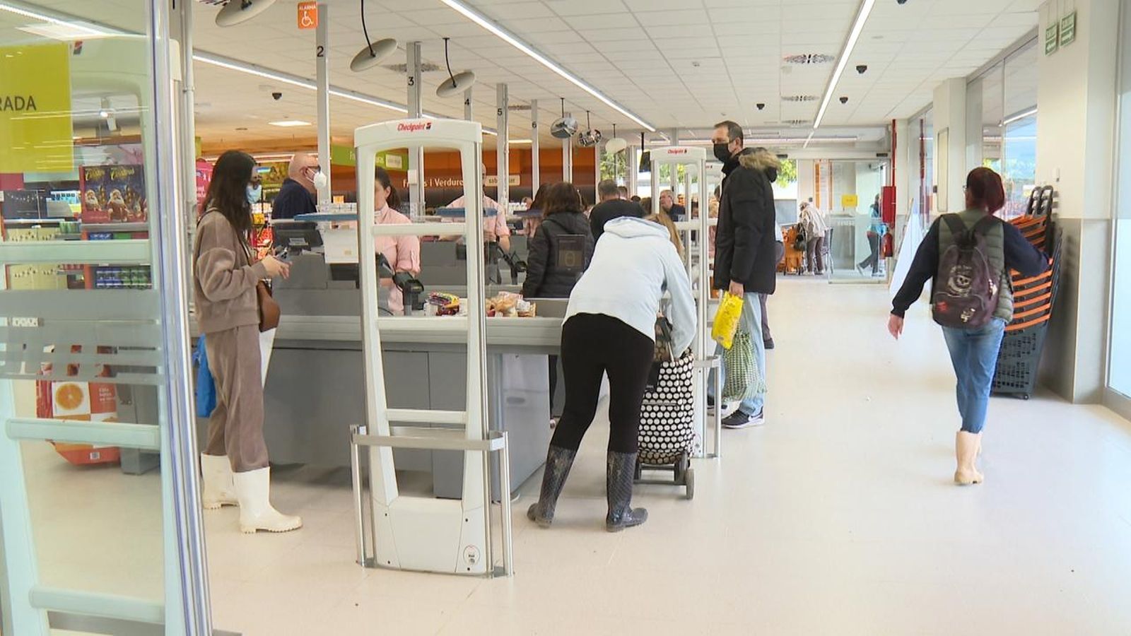 Gen a la línia de caixes del primer supermercart que ha reobert a Paiporta