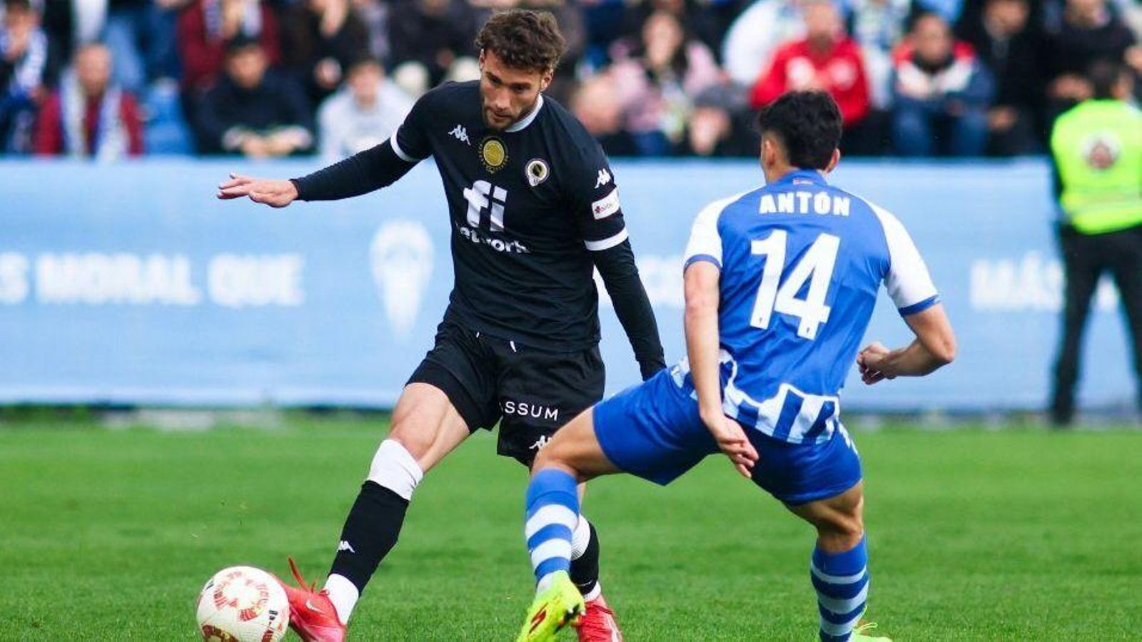 Samu Vázquez i Javi Antón, en una acció del duel