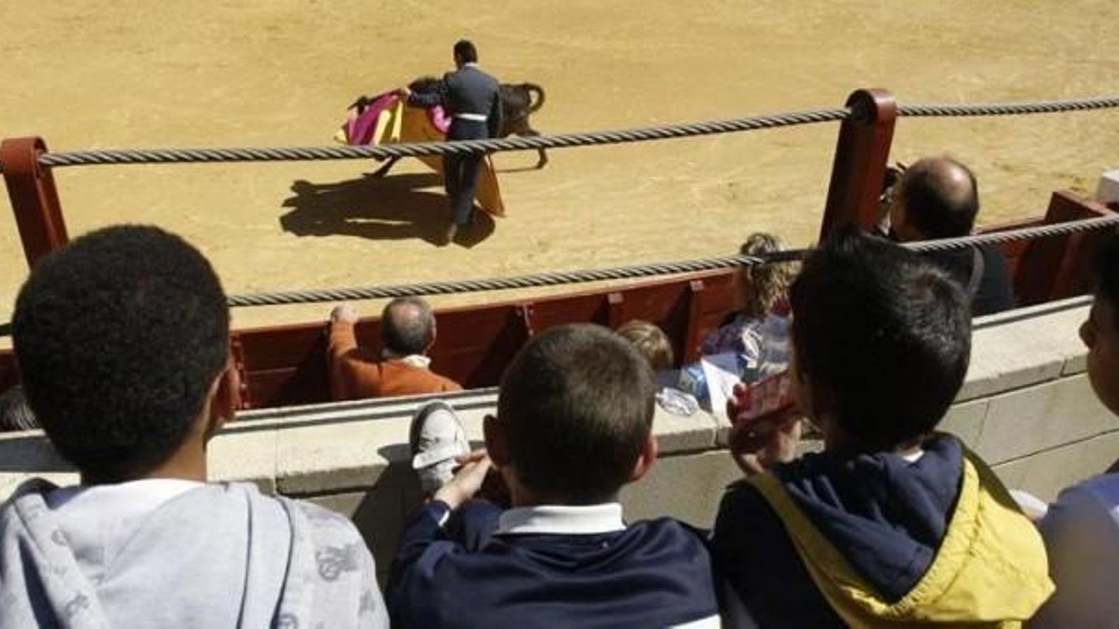 Imatge d'arxiu d'uns xiquets presenciant una correguda de bous