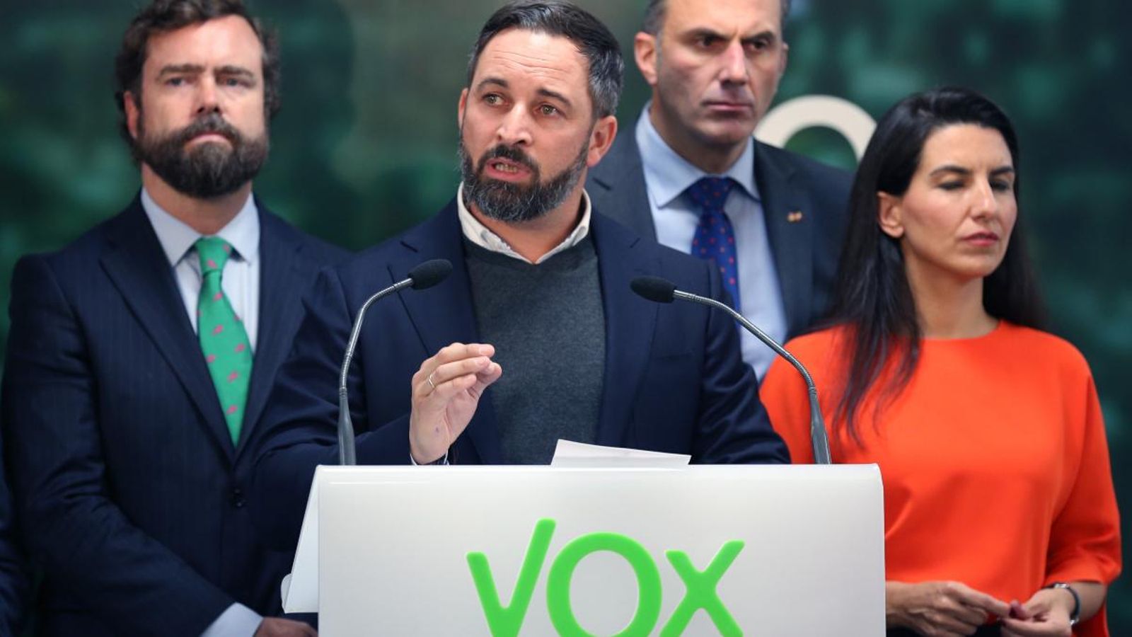 El líder de Vox, Santiago Abascal, en la roda de premsa per a valorar els resultats electorals, acompanyat d'Iván Espinosa de los Monteros, Javier Ortega Smith i Rocío Monasterio