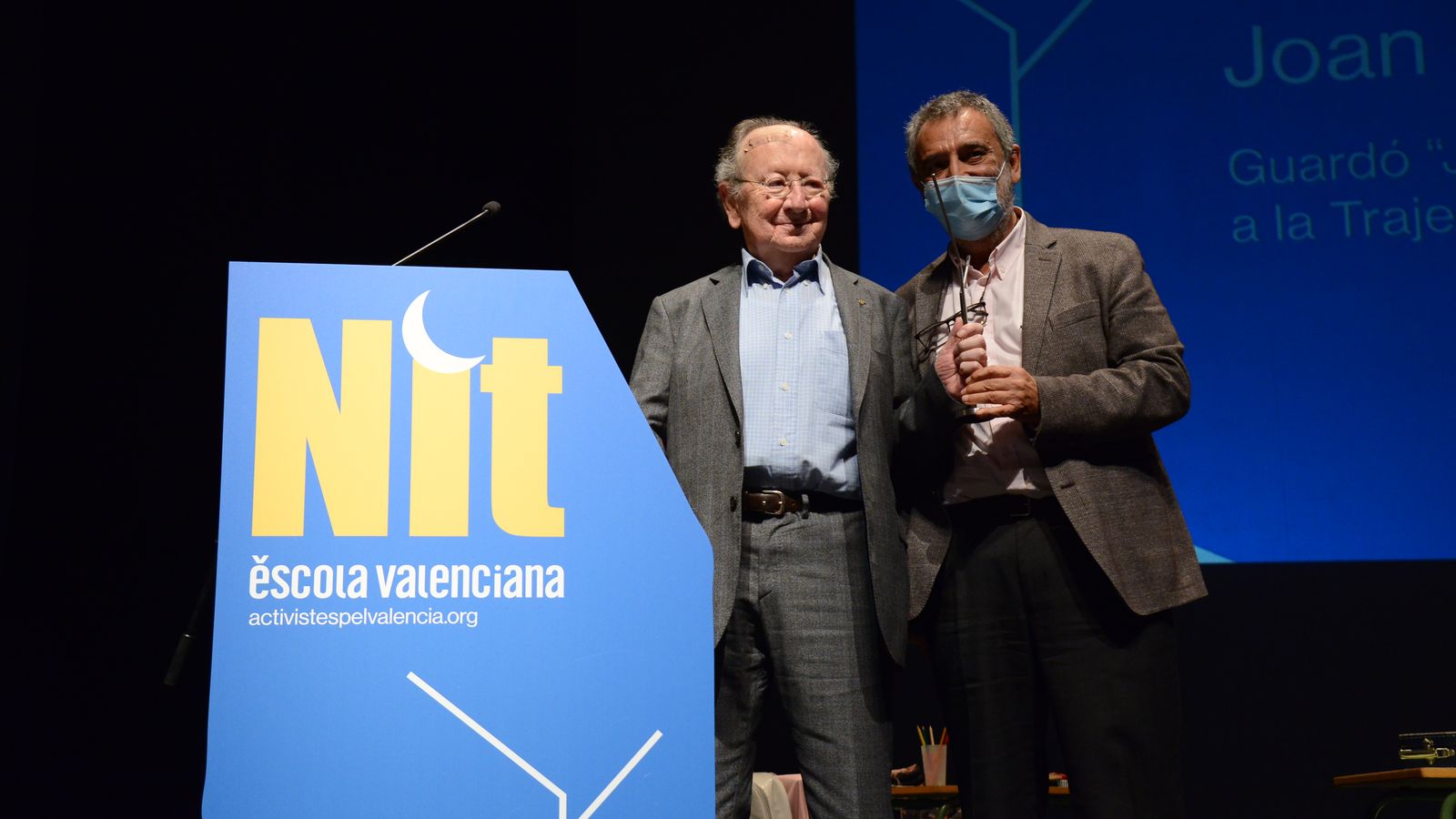 L'escriptor Joan Francesc Mira i el president d'Escola Valenciana, Natxo Badenes , en la Nit d'Escola Valenciana 2021