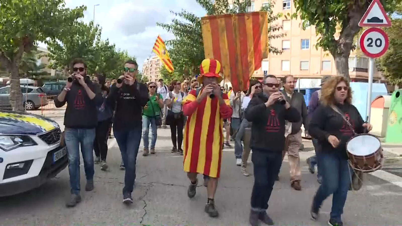 L'aplec ha arrancat a les huit del matí, amb una marxa cívica des de les Torres de Serrans de València cap a l'esplanada del monestir de Santa Maria del Puig