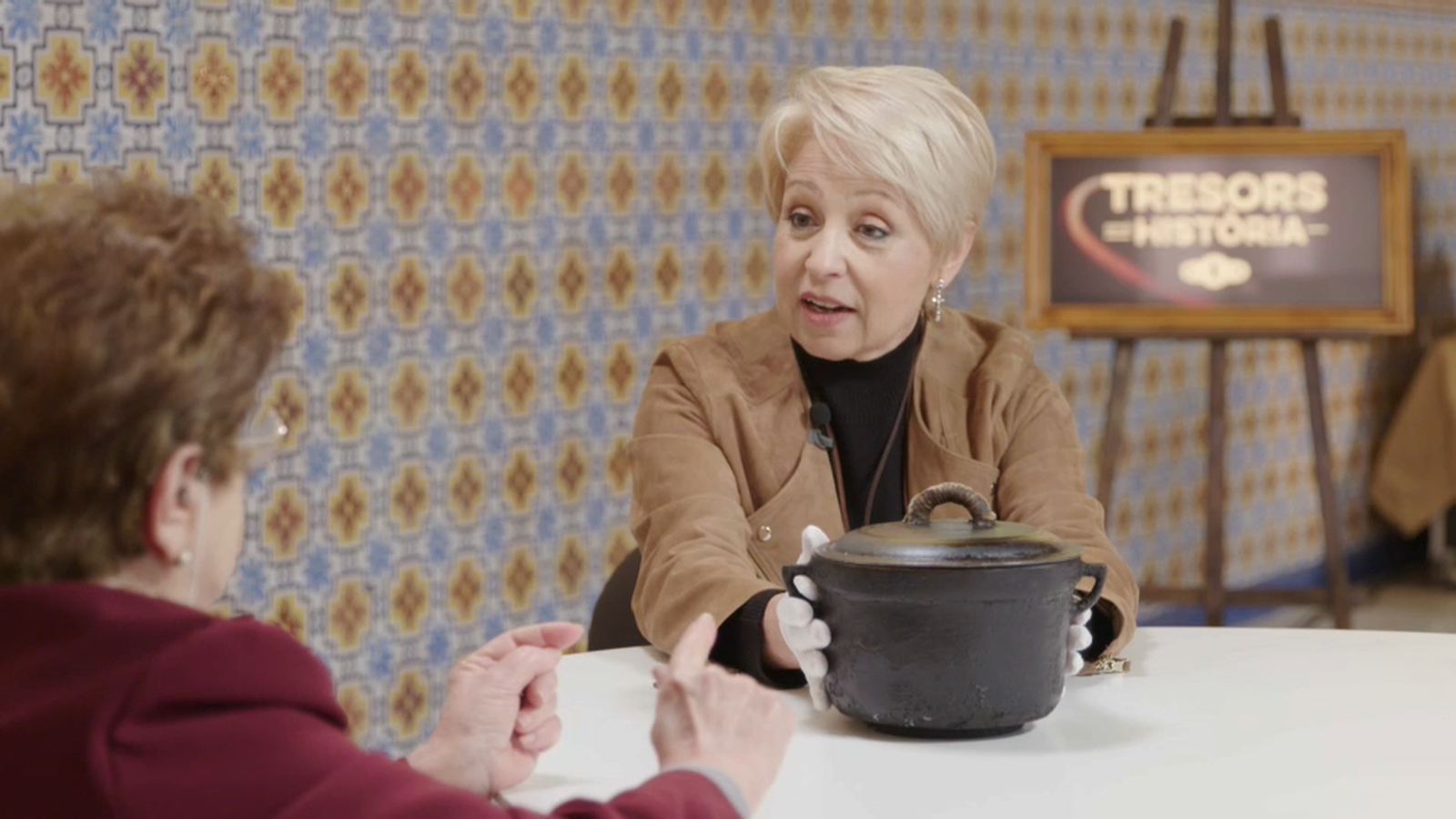 La xef Susi Díaz parla amb Carmen del seu perolet centenari