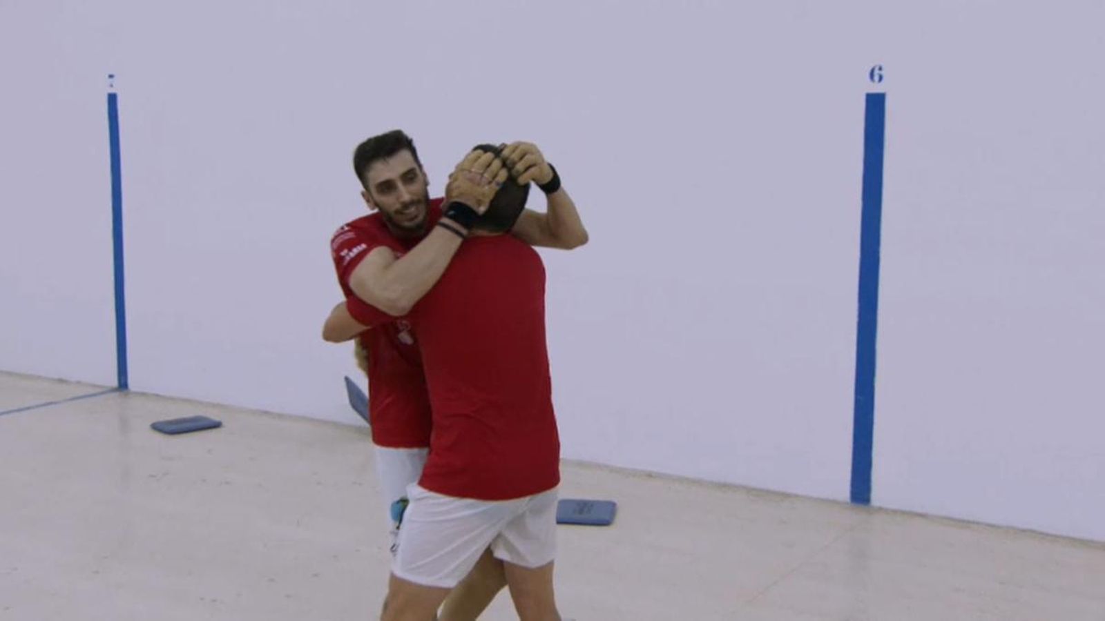 Ian i Canari celebren la victòria, a Piles