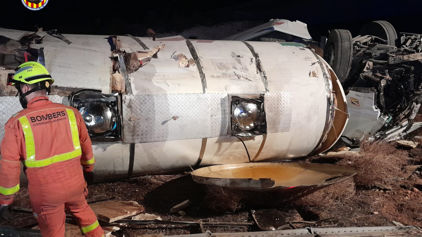 Imatge del camió que ha bolcat