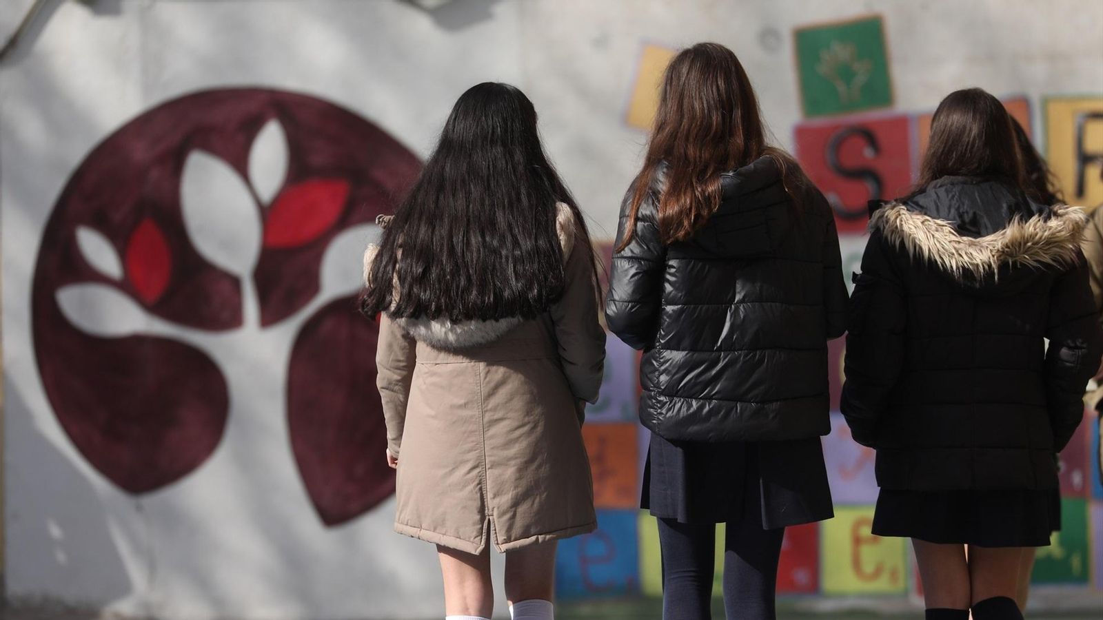 Tres xiquetes en el pati d'una escola (arxiu)