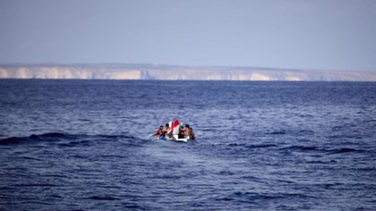 Embarcació amb migrants a bord en una imatge d'arxiu