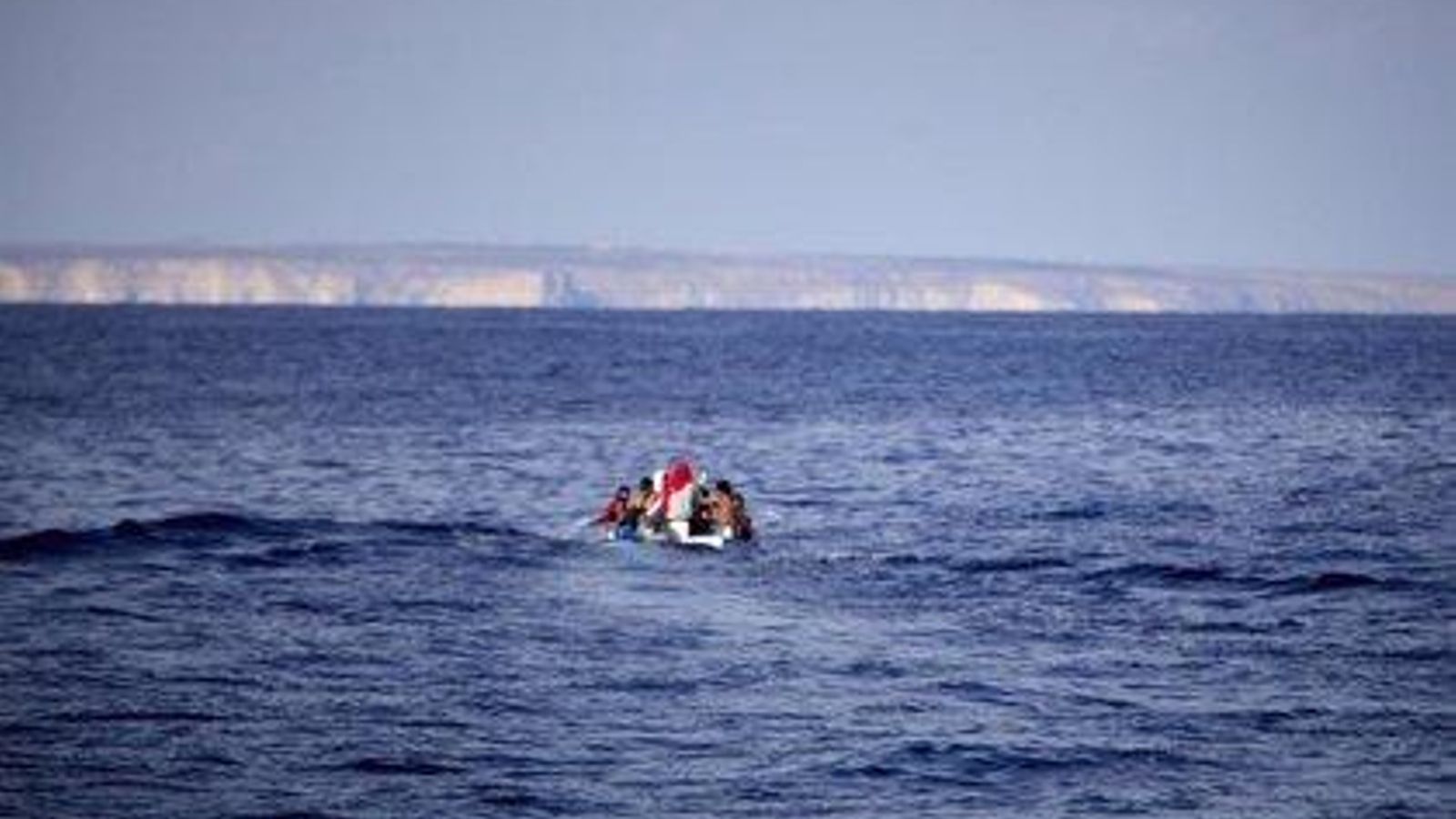 Embarcació amb migrants a bord en una imatge d'arxiu