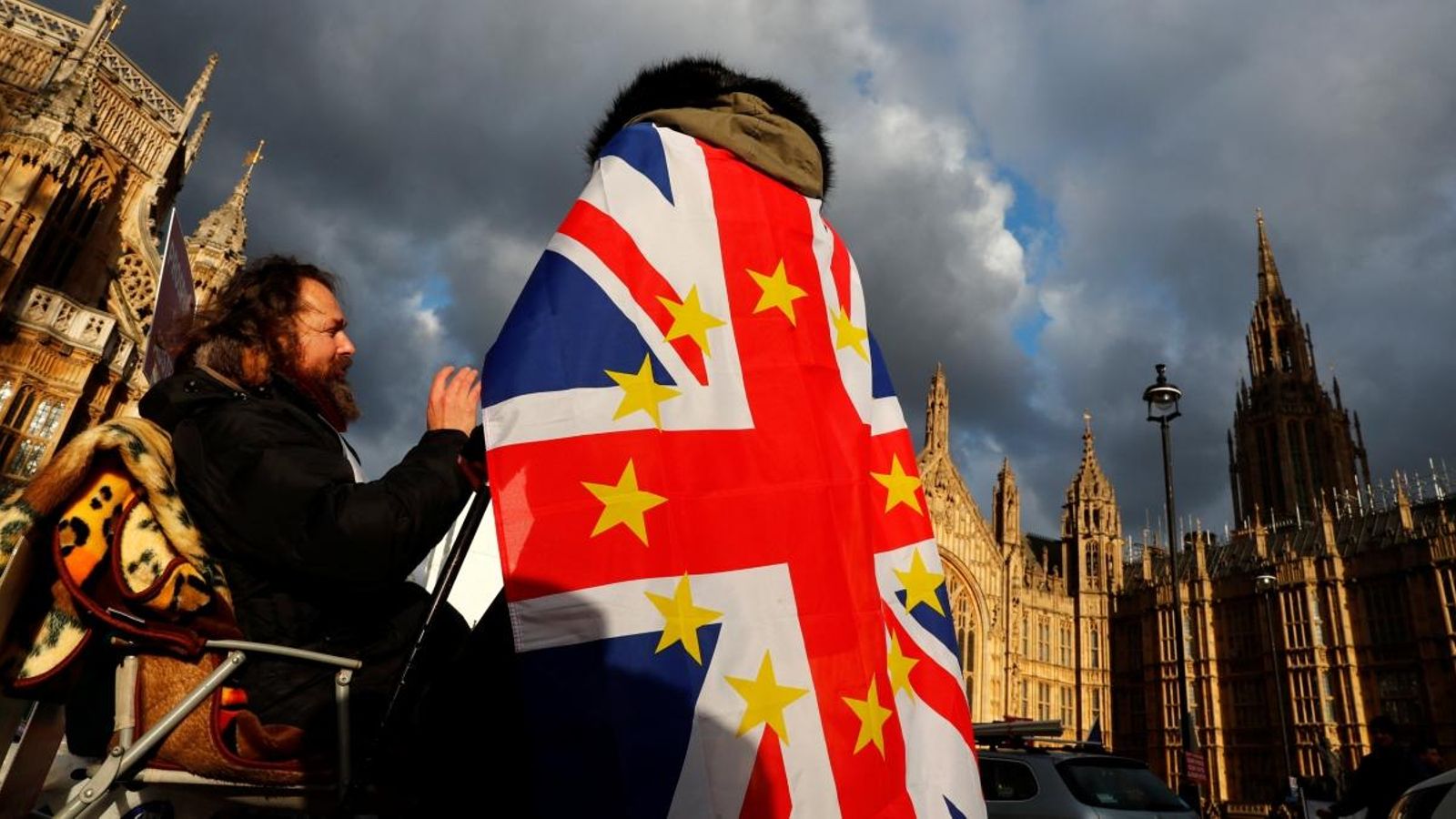 Un manifestant contrari al Brexit porta una bandera britànica decorada amb les estreles de la Unió Europea