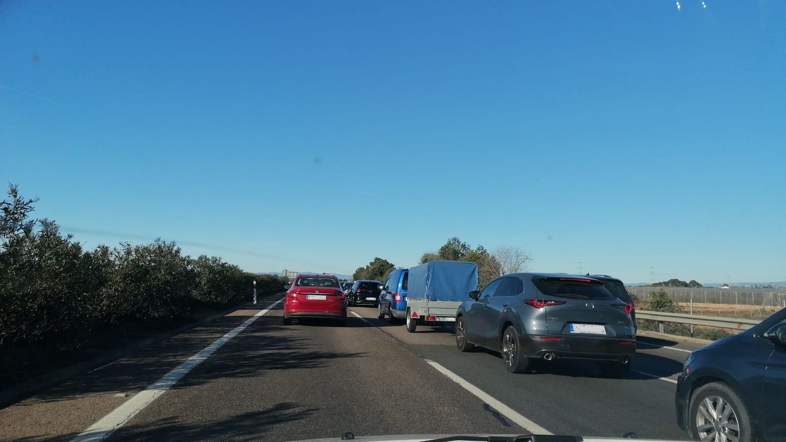 Retencions en l'A7 a l'altura de Bétera per l'incendi d'un camió