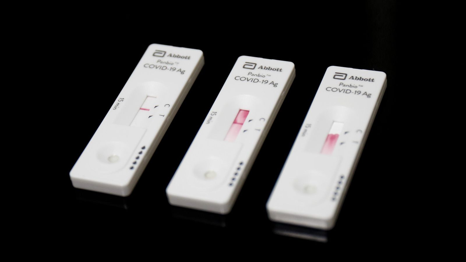 Imatge dels tests d'antígens que la Comunitat de Madrid està fent a treballadors de l'hoteleria