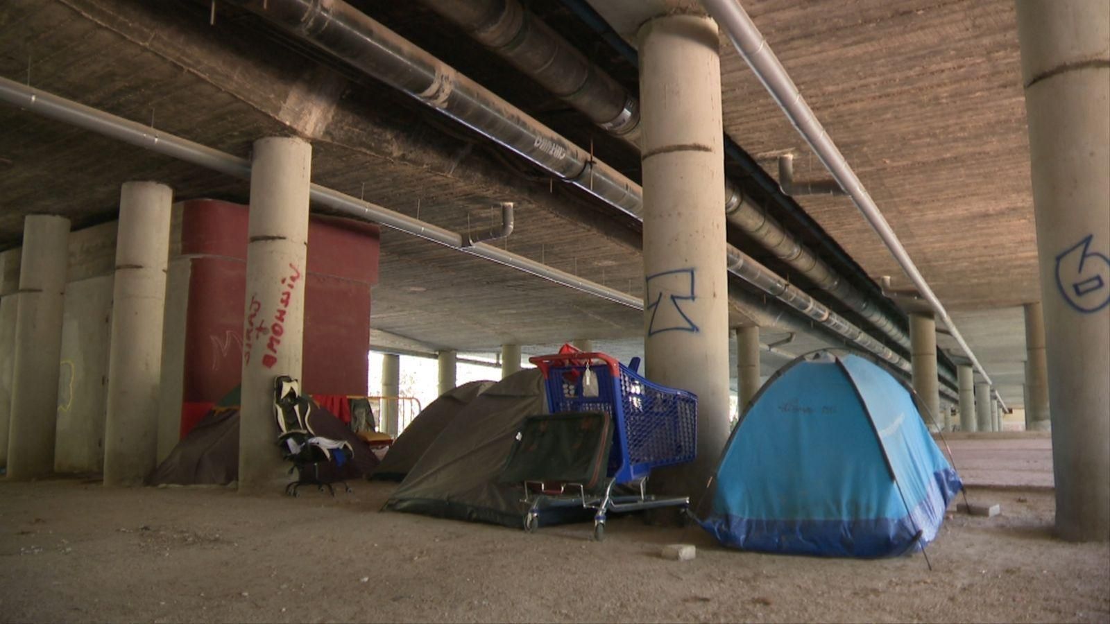 Unes tendes de campanya d'un grup de persones sense llar que viuen al llit del Túria
