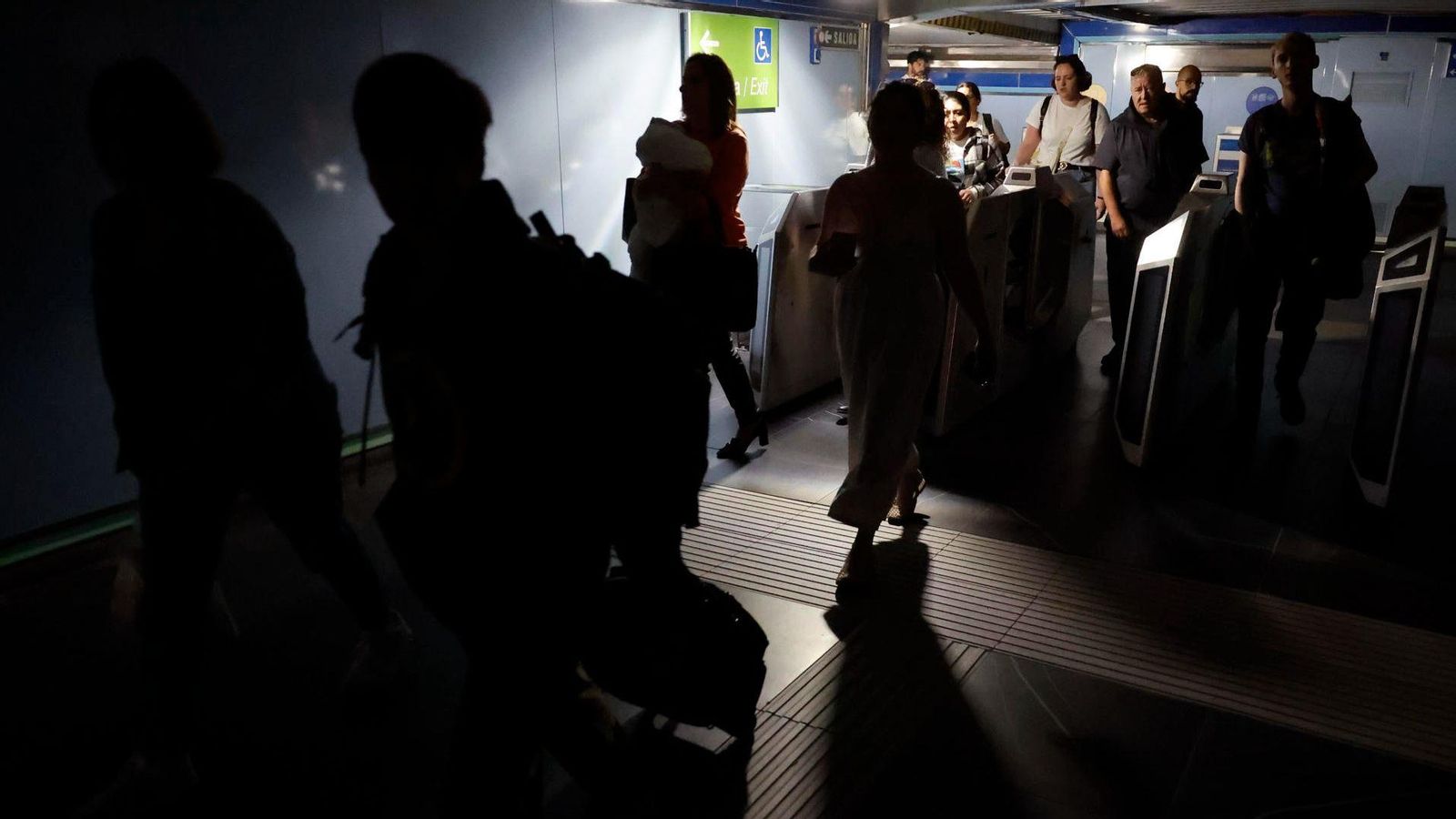 Un dels accessos al metro de Madrid, a fosques, vora les 13 hores