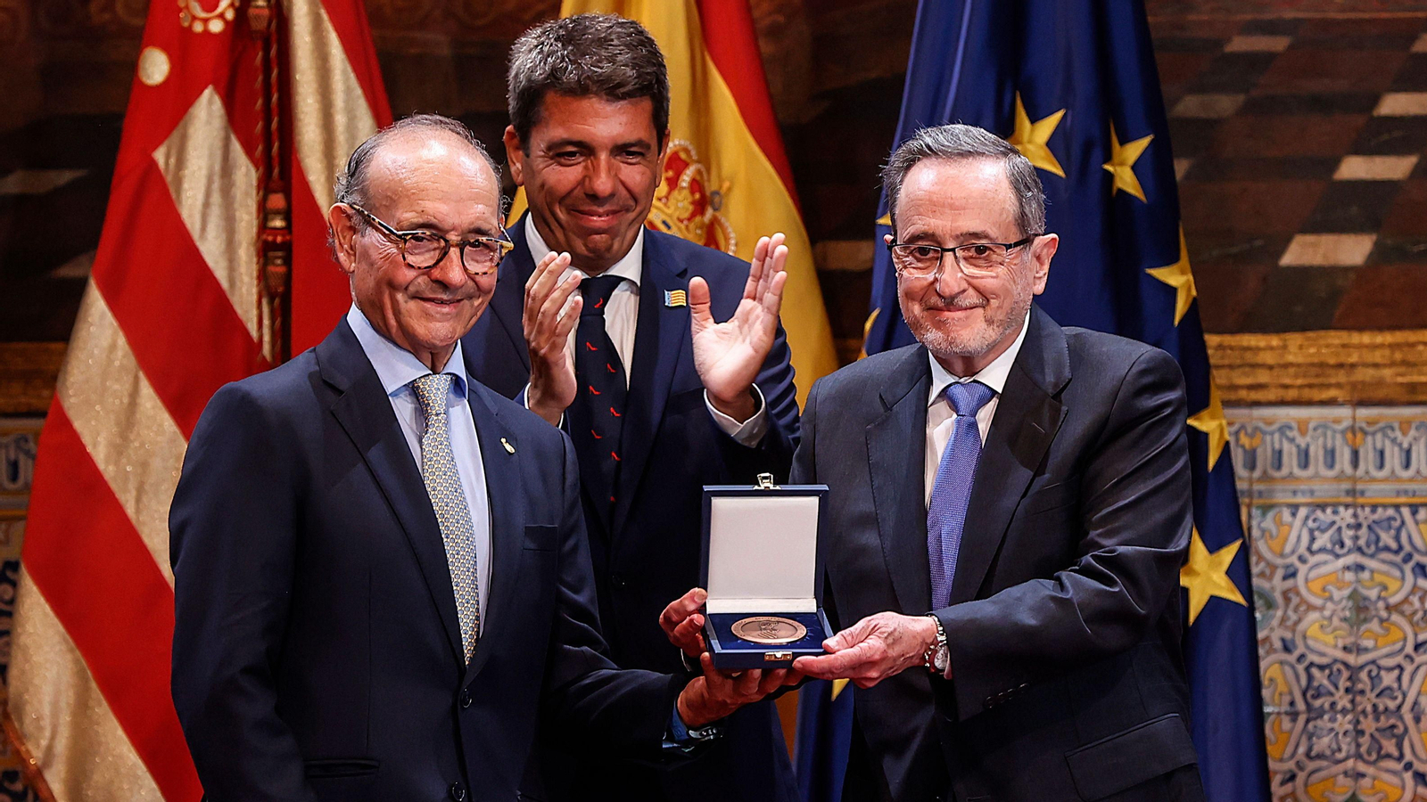 Els representants del àrea de Cirurgia Cardíaca de l’hospital La Fe, amb el president de la Generalitat, reben la distinció de l'àmbit científic
