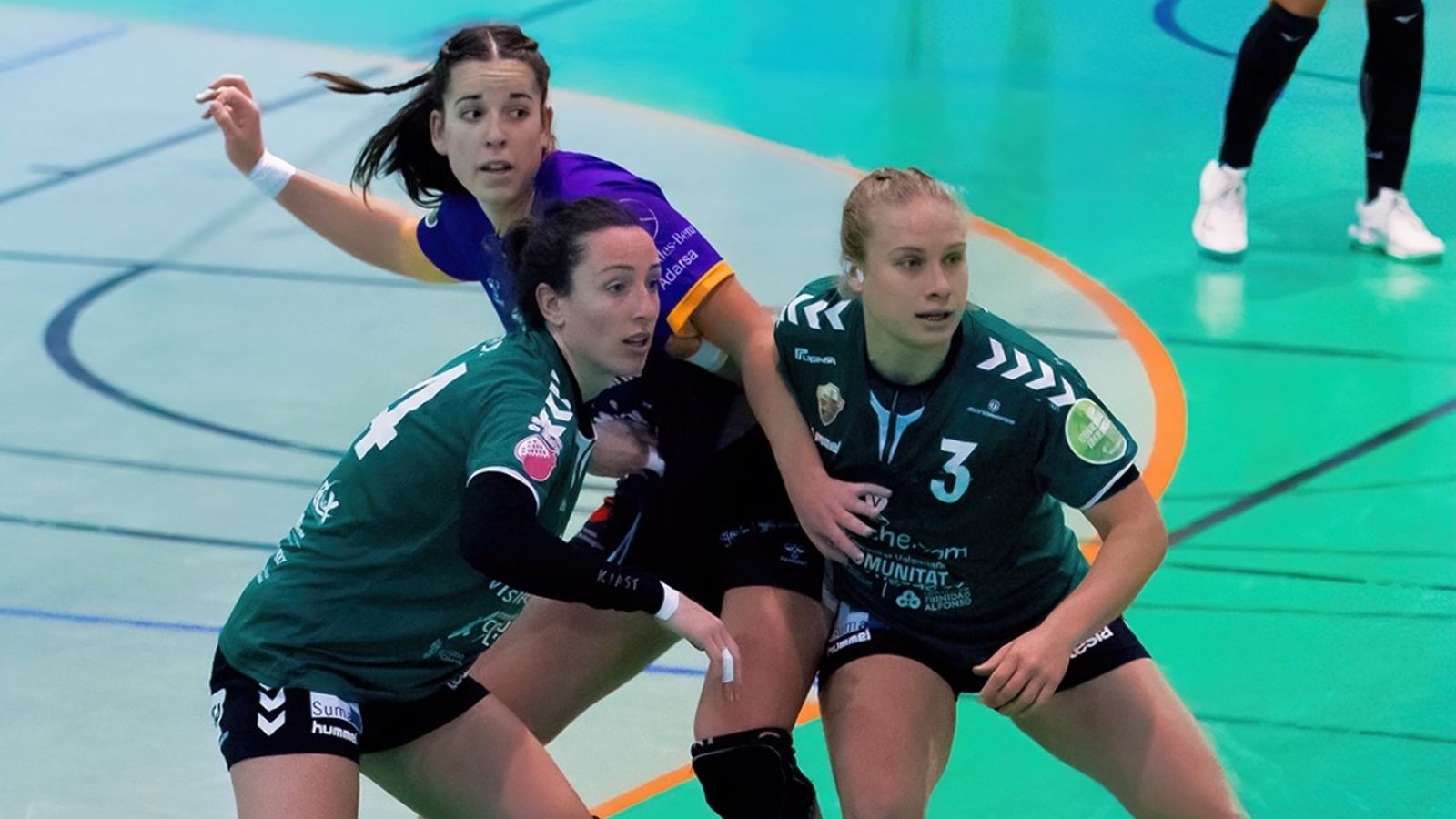 Les jugadores de l'Handbol Elx defensen una acció en l'últim partit