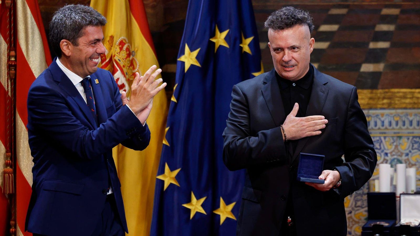 José Manuel Casañ, de la banda valenciana Seguretat Social, rep la distinció al Mèrit Cultural pels 40 anys de trajectòria del grup