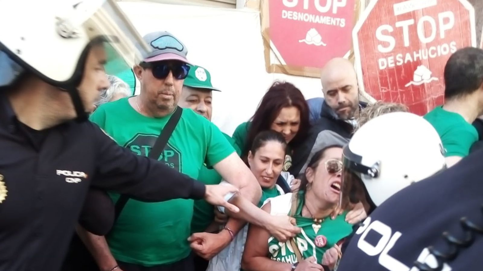 Els manifestants intenten impedir un desnonament en el barri del Carrús