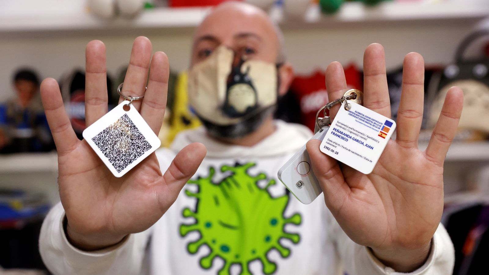 Es multipliquen els gadgets per a portar el certificat covid demanat i no perdre'l