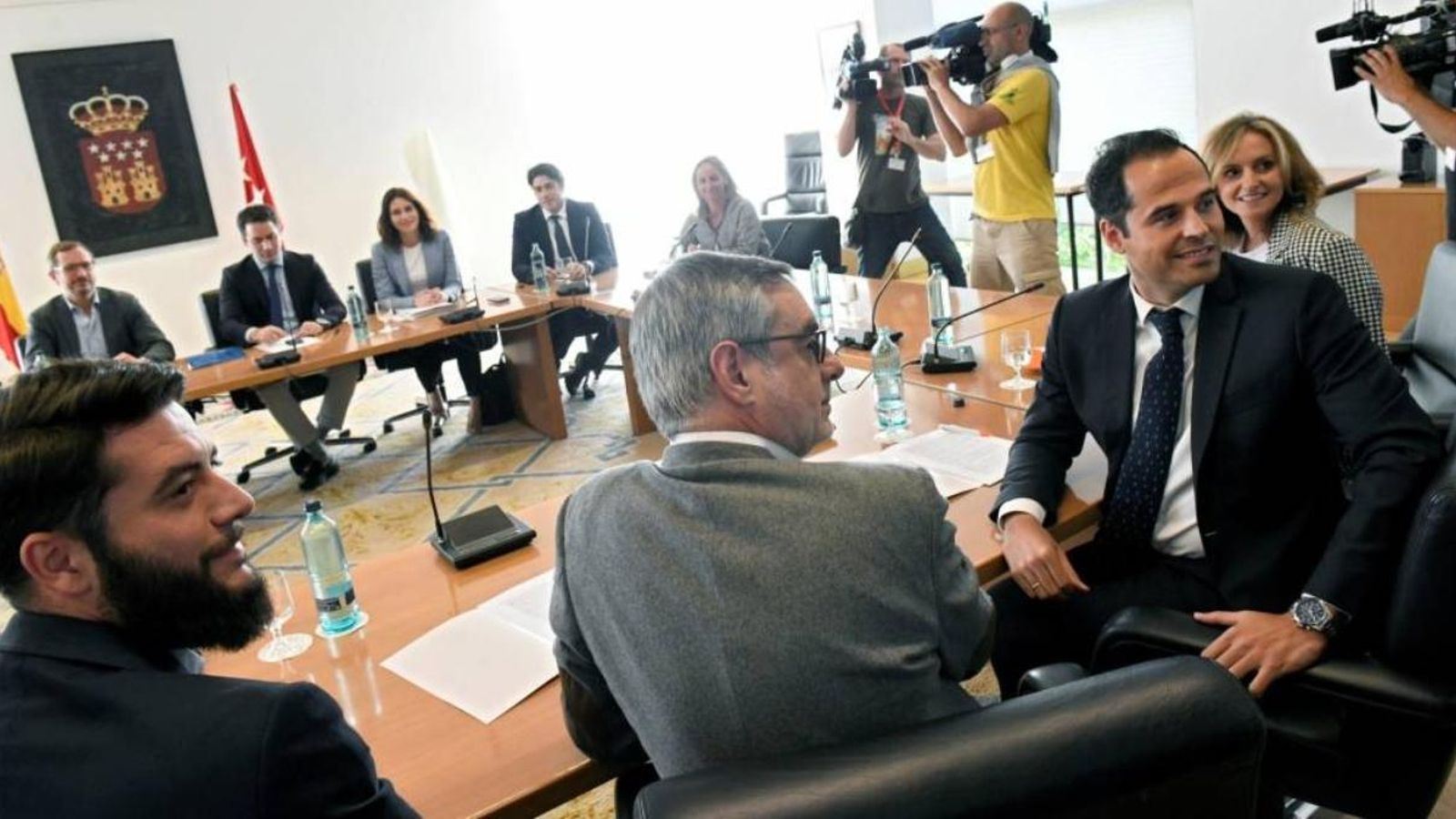 Els equips negociadors del PP i Ciutadans, a l'Assemblea de Madrid
