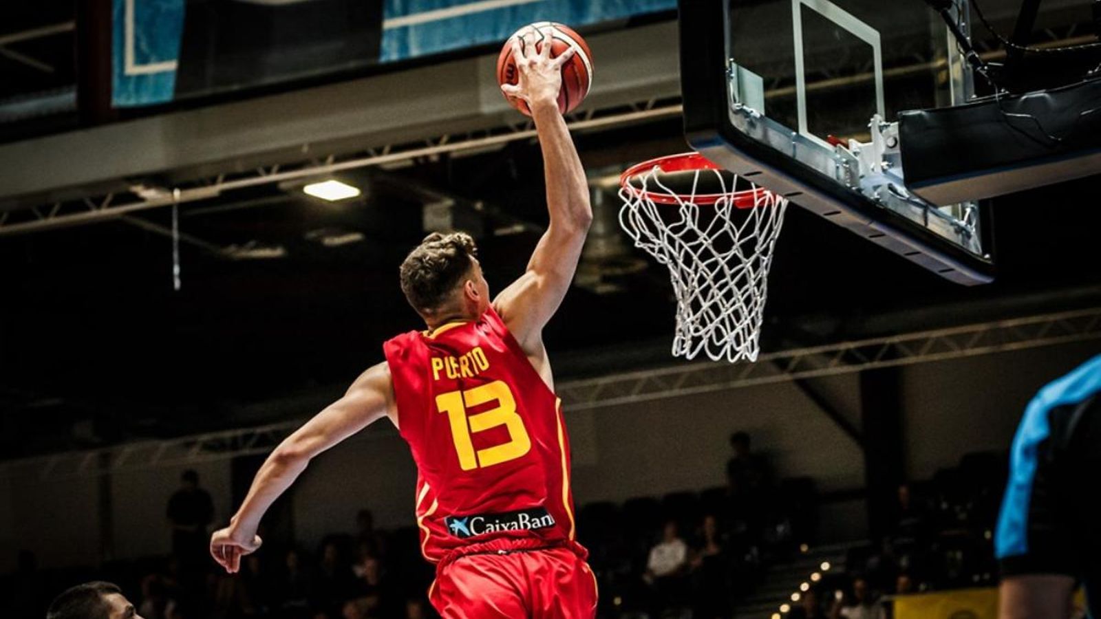 Josep Puerto esmaixa en el partit de l'Eurobasket sub-20 contra Croàcia