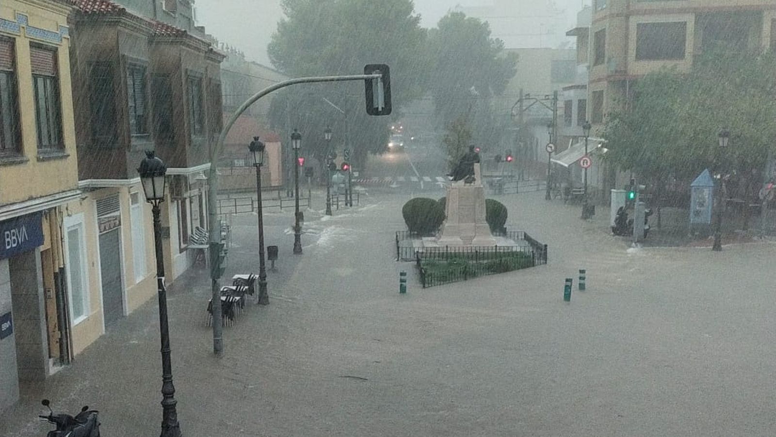 Les pluges deixen carrers i carreteres inundades a les comarques del litoral centre