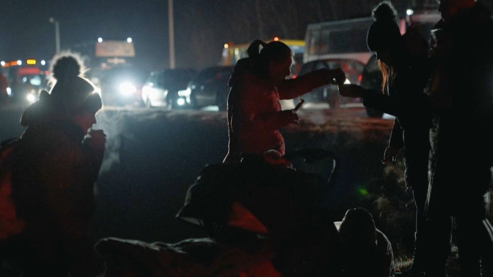 Durant la fugida passen dues nits al ras