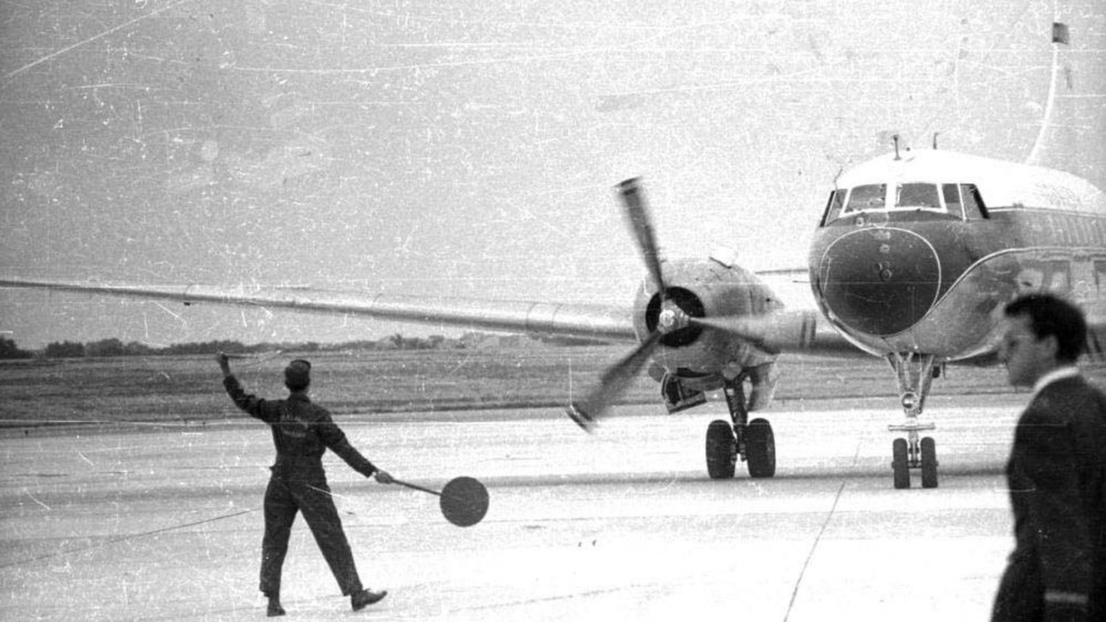 El primer avió a estrenar les instal·lacions de l'Altet va ser un Convair CV-440 de l'extinta Aviaco procedent de Madrid Barajas